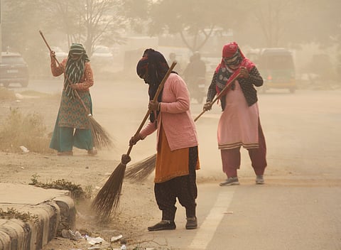 தூய்மைப் பணியாளர் வேலைக்கு விண்ணப்பித்த 46 ஆயிரம் பட்டதாரிகள்