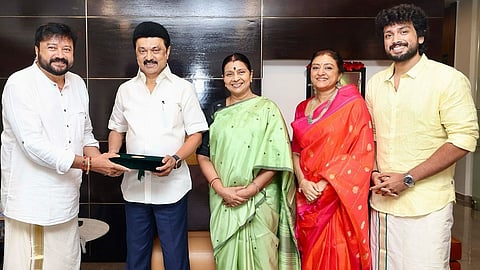 முதல்வரை சந்தித்து திருமண அழைப்பிதழ் வழங்கிய காளிதாஸ் ஜெயராம்!