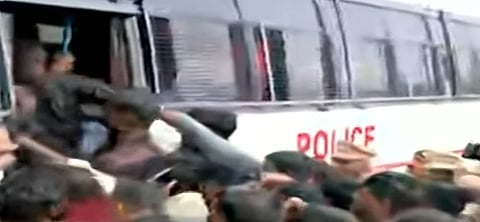 பந்தல்களை அகற்றியும் போராட்டத்தில் ஈடுபட்ட சாம்சங் ஊழியர்கள்: கைது செய்த காவல்துறை