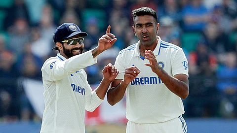 இந்தியா ஆதிக்கம்: நியூசிலாந்தைத் தடுமாற வைத்த ஜடேஜா, அஸ்வின்!