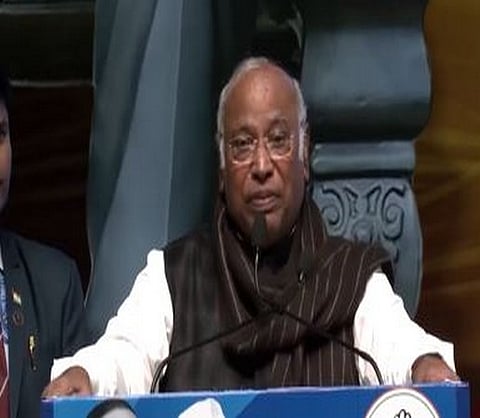 வாக்கு இயந்திரம் வேண்டாம், வாக்குச் சீட்டு முறையே போதும்: காங்கிரஸ் தலைவர் கார்கே