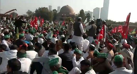 நாடாளுமன்றத்தை நோக்கி விவசாயிகள் பேரணி: உ.பி. தில்லி எல்லையில் போக்குவரத்து நெரிசல்