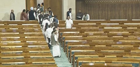 தொடரும் மோதல்: மக்களவையில் இருந்து எதிர்க்கட்சி எம்.பி.க்கள் வெளிநடப்பு!