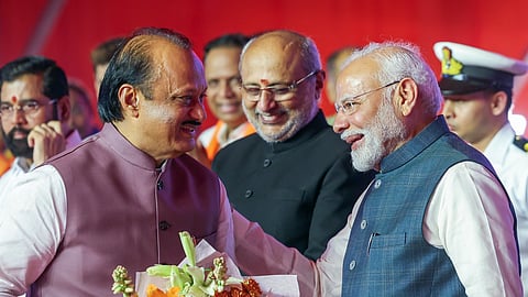 பதவியேற்பு விழாவில் பிரதமர் மோடியுடன் அஜித் பவார்...