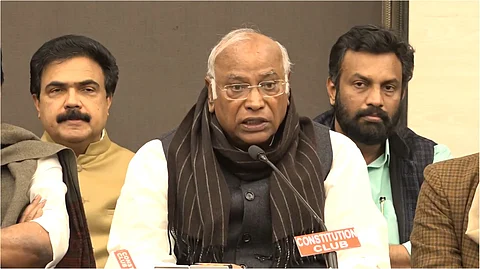 மாநிலங்களவை தலைவருக்கு எதிராக நம்பிக்கையில்லா தீர்மானம்: பின்னணி என்ன?