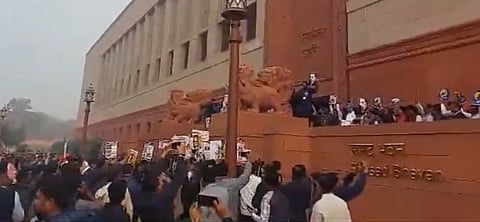 நாடாளுமன்ற வளாகத்தில் பாஜக, காங்கிரஸ் இடையே தள்ளுமுள்ளு: பாஜக எம்.பி.க்குக் காயம்!