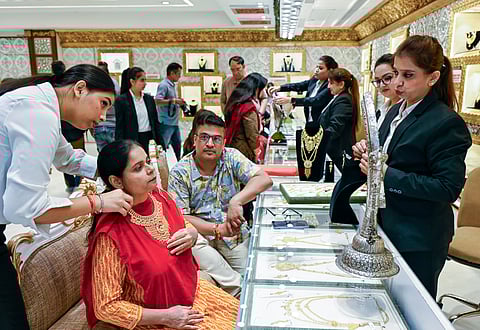 உலகின் மொத்த தங்கத்தில், இந்தியப் பெண்களிடம் இருப்பது எவ்வளவு?