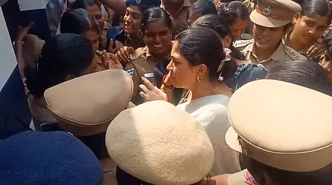 ஆட்டு மந்தையுடன் அடைத்து வைக்கப்பட்டுள்ள பாஜகவினர்
