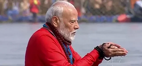 மஹா கும்பமேளாவில் புனித நீராடினார் பிரதமர் மோடி!