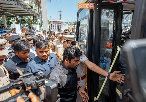 காவல் துறையினரால் கைது செய்யப்பட்ட அண்ணாமலை
