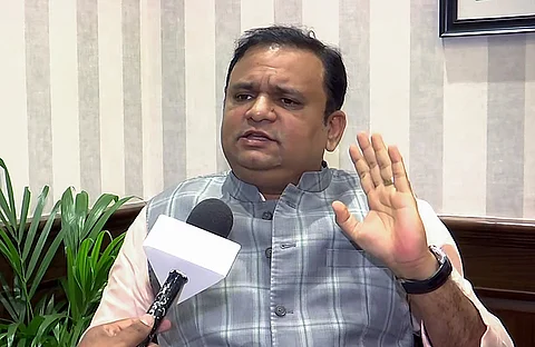 கவன ஈர்ப்புத் தீர்மானத்தால் மஹாராஷ்டிர சபாநாயகருக்கு ஏற்பட்ட சிக்கல்: பின்னணி என்ன?
