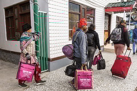 பஹல்காம் தாக்குதலைத் தொடர்ந்து விடுதிகளைவிட்டு புறப்படும் சுற்றுலாப் பயணிகள்