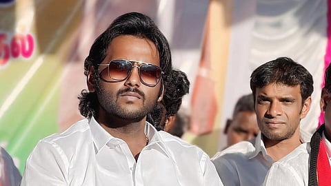 அரசியலில் முதல்முதலில் பேண்ட், சட்டை போட்டதே நான் தான்: விஜய பிரபாகரன்