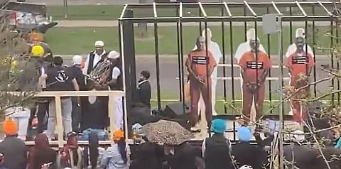 கூண்டில் அடைக்கப்பட்ட பிரதமர் மோடி, அமித்ஷா உருவ பொம்மைகள் கனடாவில் அணிவகுப்பு!