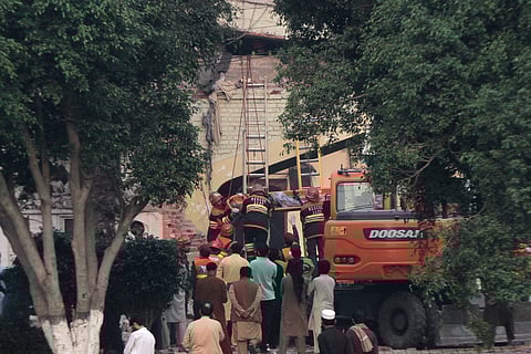 லாகூர் அருகே இந்தியா நடத்திய தாக்குதலில் சேதமடைந்த கட்டடத்தில் நடைபெறும் மீட்புப் பணி