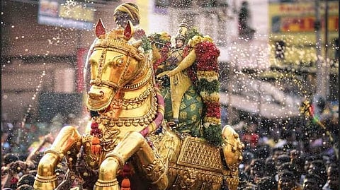 வைகை ஆற்றில் இறங்கிய கள்ளழகர்: கோவிந்தா கோஷமிட்டு பக்தர்கள் பரவசம்!