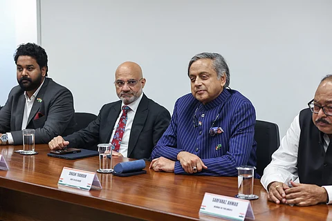 யார் கூறியதையும் இந்தியா கேட்கவில்லை: ராகுல் காந்தி விமர்சனத்திற்கு சசி தரூர் பதிலடி!