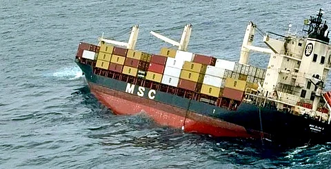 கேரள கடற்கரையில் மூழ்கிய லைபீரியா கப்பல்
