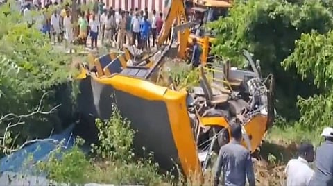 விபத்துக்குள்ளான பள்ளி வாகனம்