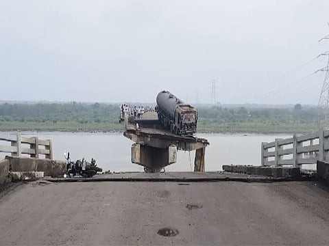 இடிந்து விழுந்த ஆற்றுப் பாலம்.