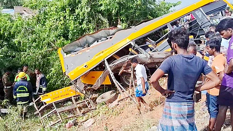 விபத்துக்குள்ளான பள்ளி வேன்