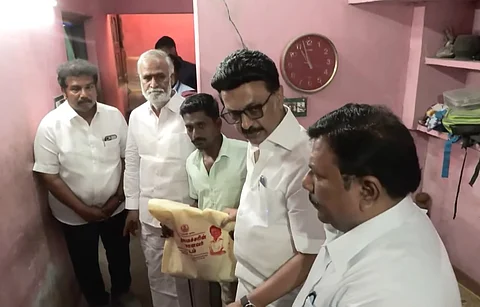 ரேஷன் பொருள்களை பயனாளிக்கு வழங்கிய முதல்வர்