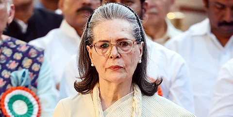 குடியுரிமைக்கு முன்பே வாக்காளர் அடையாள அட்டை பெற்ற சோனியா காந்தி: பாஜக கடும் குற்றச்சாட்டு! | Sonia Gandhi | BJP