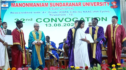 நெல்லையில் ஆளுநர் ஆர்.என். ரவியிடம் பட்டம் பெற மாணவி மறுப்பு! | Governor RN Ravi | Convocation