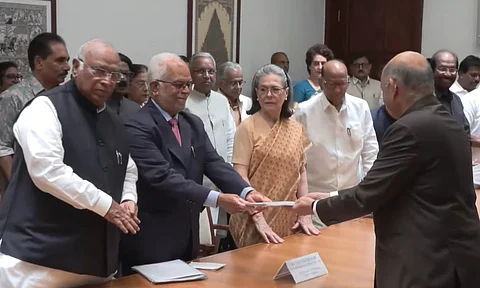 குடியரசுத் துணைத் தலைவர் தேர்தல்: இண்டியா கூட்டணி வேட்பாளர் சுதர்ஷன் ரெட்டி வேட்புமனுத் தாக்கல்! | Vice President