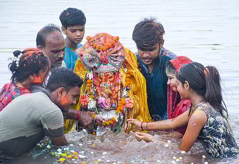 கடலில் கரைக்கப்படும் விநாயகர் சிலைகள் (கோப்புப் படம்)