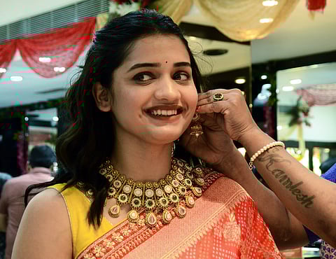 பொதுமக்கள் அதிர்ச்சி: ரூ. 80 ஆயிரத்தைக் கடந்த ஒரு சவரன் தங்கத்தின் விலை! | Gold price |