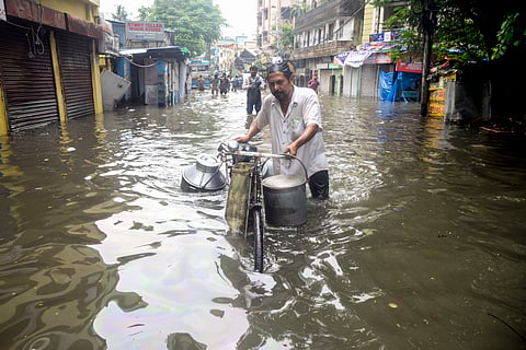 கொல்கத்தாவில் கொட்டித் தீர்த்த மழை: மின்கசிவால் 8 பேர் உயிரிழப்பு! | Kolkata Rain |