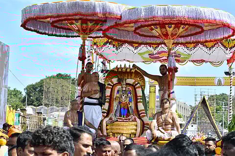 திருப்பதி பிரம்மோற்சவம் கோலாகலம்: பெரிய சேஷ வாகனத்தில் எழுந்தருளிய பெருமாள் | Tirupathi |