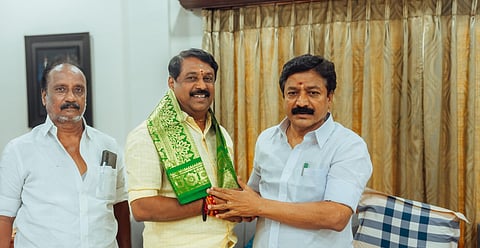 நாங்கள் ஒருதாய் பிள்ளைகள்: சி.வி. சண்முகத்தைச் சந்தித்த நயினார் நாகேந்திரன் பதில் |
Nainar Nagenthran |