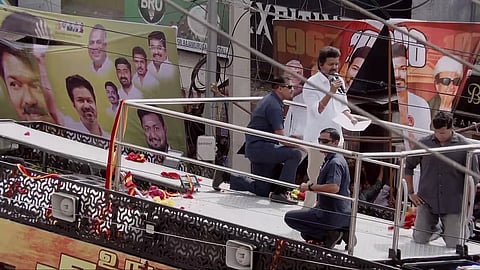 தவெக நாமக்கல் மாவட்ட செயலாளர் சதீஷ் தலைமறைவு: 2 தனிப்படைகள் அமைப்பு | TVK |