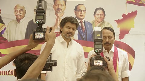 எம்ஜிஆர் வழியில் செல்கிறார் விஜய்: செங்கோட்டையன்