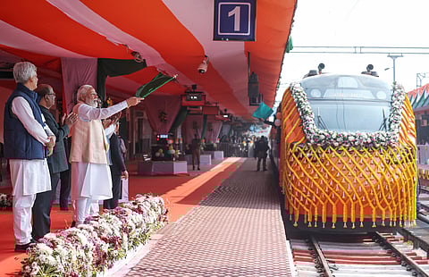 படுக்கை வசதி கொண்ட வந்தே பாரத் ரயில் சேவை தொடக்கம்