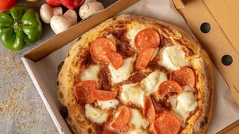 For cheesy, scrumptious & heavenly pizzas, head to Oliva's Pizzeria in Lucknow!