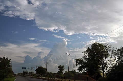 Enjoy this rainy day in Lucknow with a trip to THESE dhabas for a quick chai-samosa break!