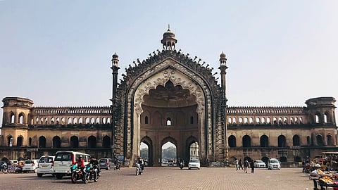 लखनऊ में बारिश के मौसम में लज़ीज़ खाने का आनंद लेने के लिए इन 5 फेमस ढाबों पर ज़रूर जाएँ