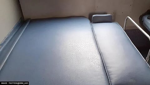 भारतीय रेलवे ने लखनऊ मेल में बच्चों और माताओं की सुविधा के लिए फोल्डेबल 'बेबी बर्थ' की शुरुआत की