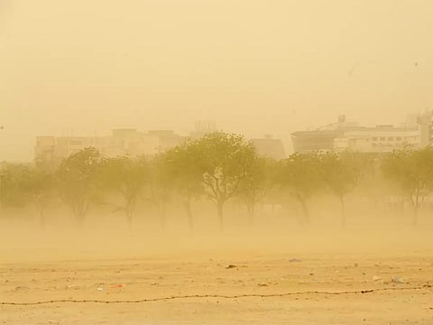 Offering relief from heat, heavy dust storms & showers of rain alter weather in Kanpur!