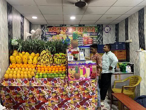 लखनऊ में मनकामेश्वर मंदिर के पास मिलने वाले इस ख़जूर शेक को जरूर ट्राई करें जो हेल्दी और टेस्टी है