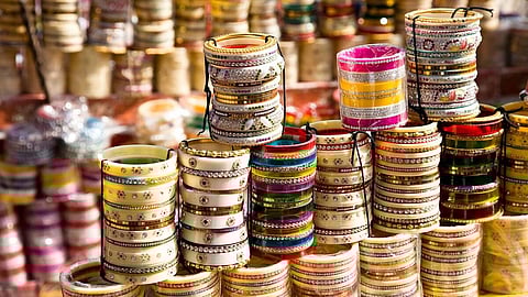 Here are all the thriving markets of Lucknow that will take you down a cultural lane!