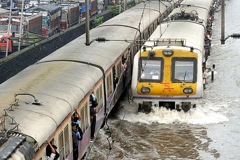 Knocksense Shorts | Local trains suspended from 2-4 PM on Mumbai's Harbour line