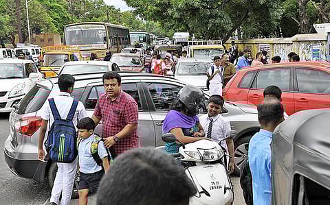 City admin issues guidelines to regulate & ease traffic snarls outside Lucknow schools