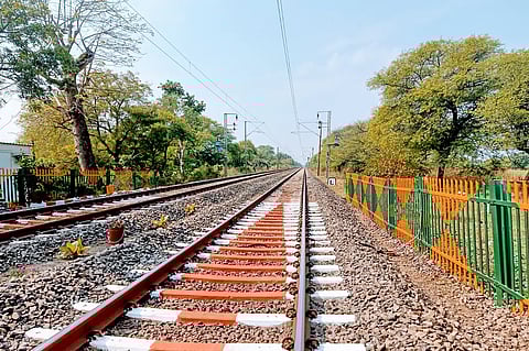 Knocksense Shorts | Mumbai-Ahmedabad railway tracks to be fenced within a year