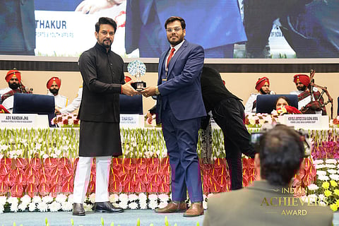 केंद्रीय सूचना एवं प्रसारण मंत्री, अनुराग ठाकुर से अवार्ड लेते डॉ. संकल्प जैन