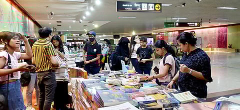 Knocksense Shorts | Get awed by a cornucopia of reads at Hazratganj Metro Station's book fair!