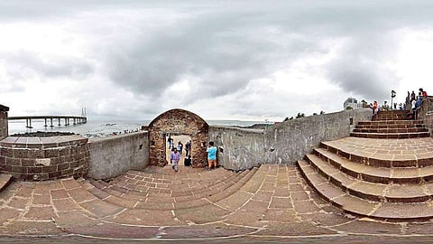 Overlooking the Arabian Sea since 1640, Mumbai's Bandra Fort is a historical gem!